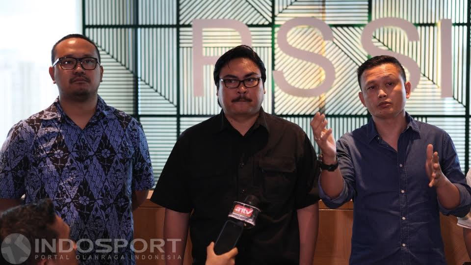 Sekjen PSSI Ade Wellington (tengah) didampingi Panitia pelaksana Yeyen Tumen (kanan) dan perwakilan Kiostix Andika Putra (kiri) saat prescon terkait tiket Timnas vs Vietnam.